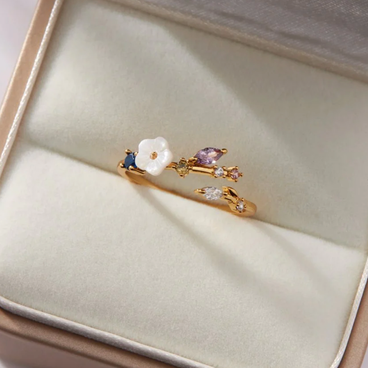 Goldring Weiße Blüte