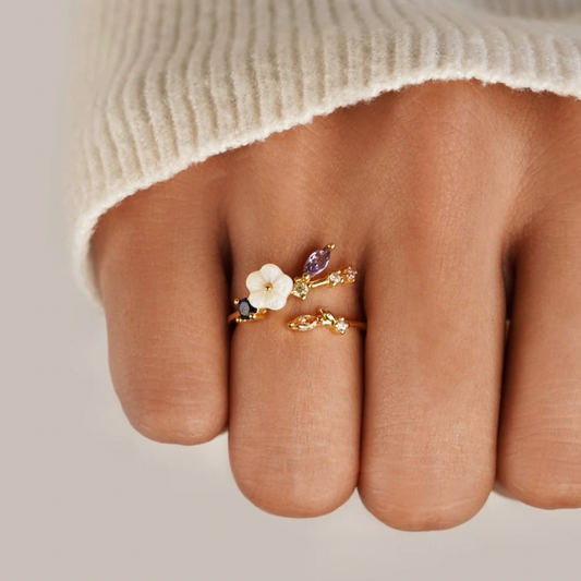 Goldring Weiße Blüte