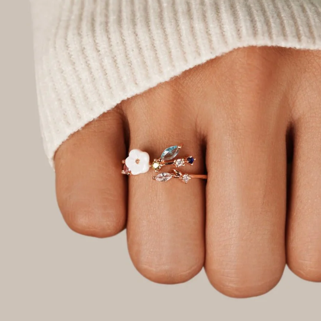 Goldring Weiße Blüte