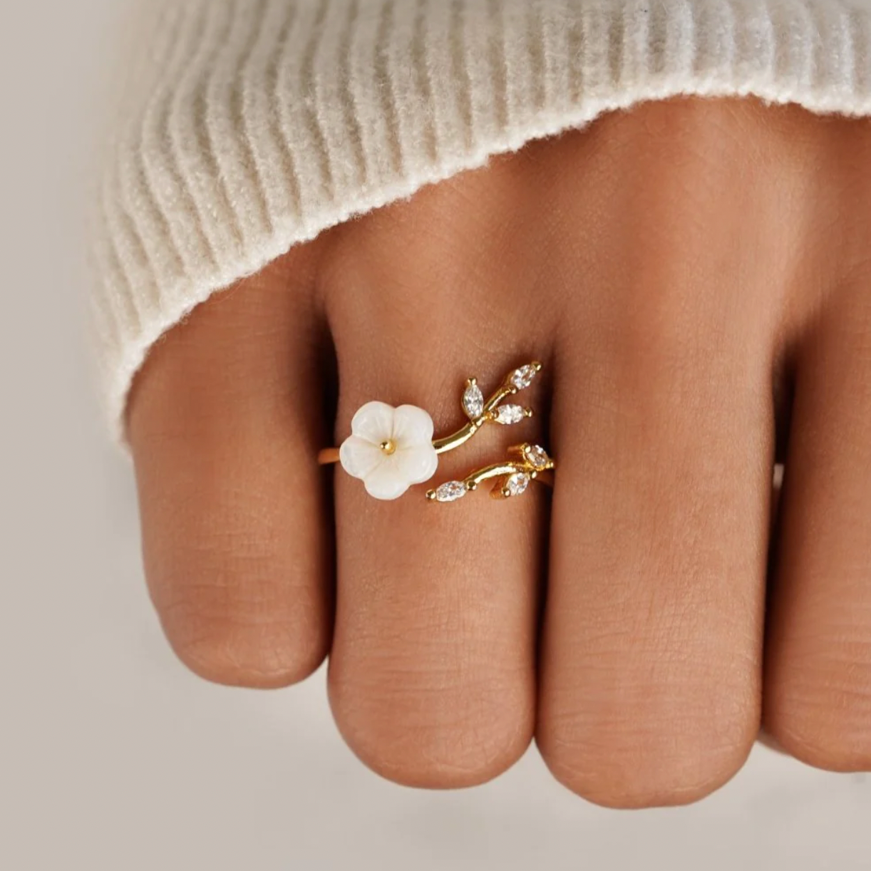 Goldring Weiße Blüte
