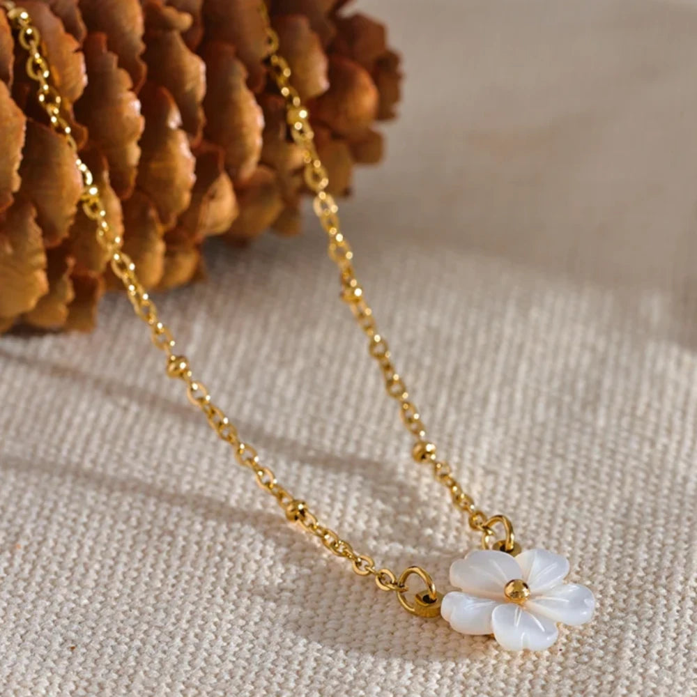 Natural Shell Flower Pendant Necklace