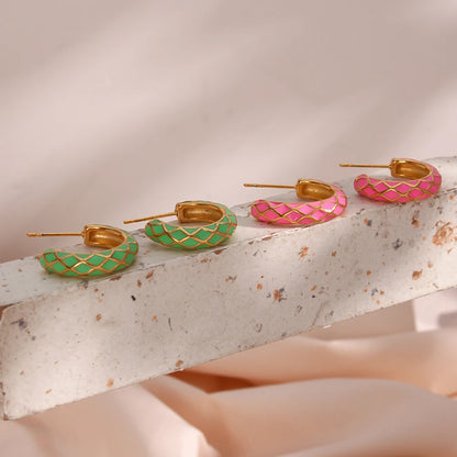 Bunte Creolen in Emailleform
