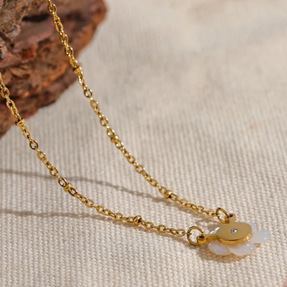 Natural Shell Flower Pendant Necklace